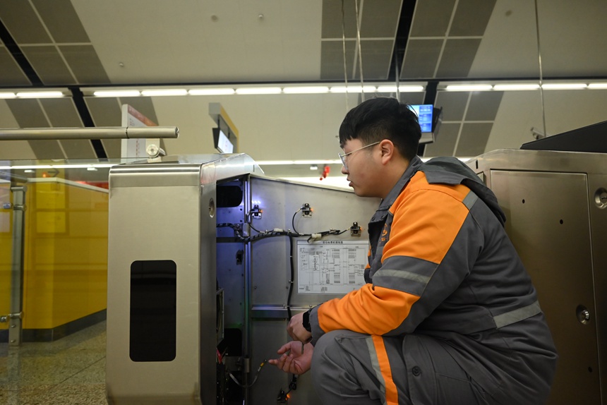 江楠正對閘機進行檢查。張旭攝