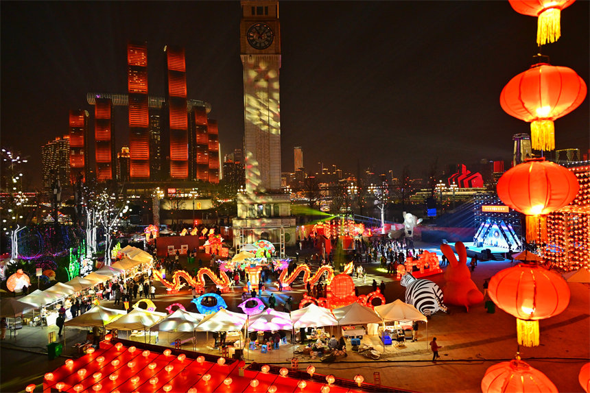 各式各樣的花燈展和燈光秀色彩斑斕、絢麗奪目。郭旭攝