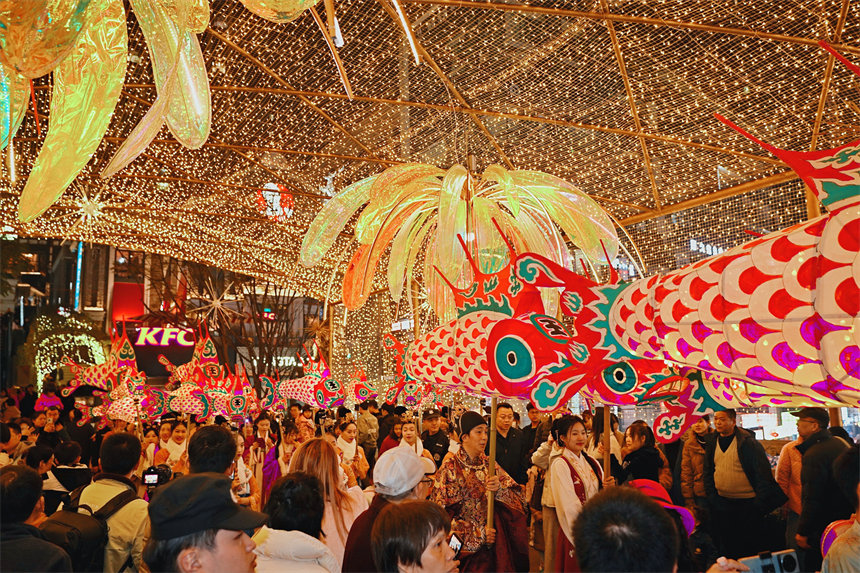 各式各樣的花燈展和燈光秀色彩斑斕、絢麗奪目。郭旭攝
