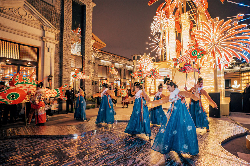 游客在迎春燈會上游玩賞燈、看民俗表演，熱熱鬧鬧迎新春。郭旭攝