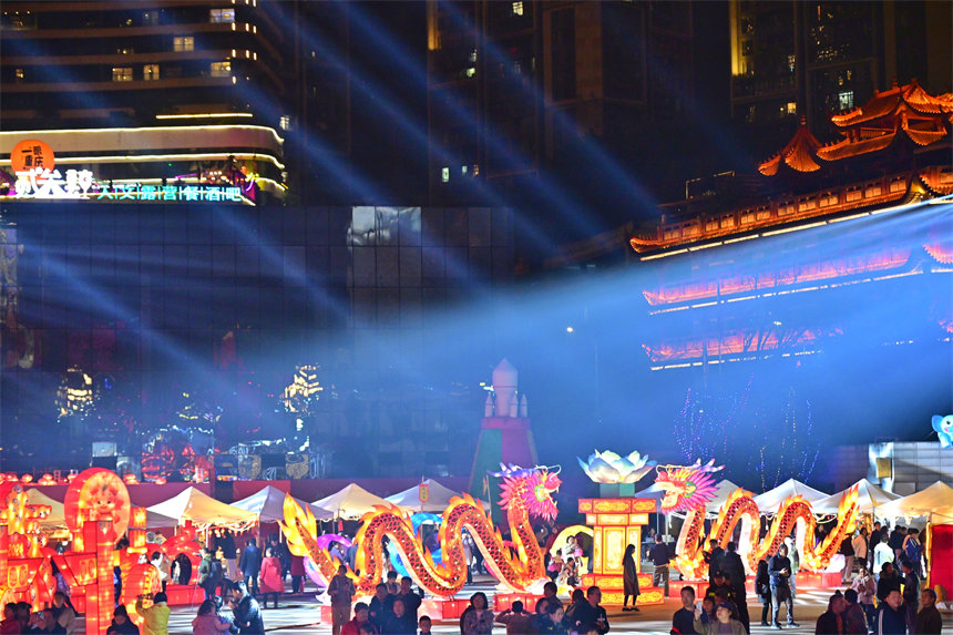 各式各樣的花燈展，吸引眾多游客前來賞燈、打卡拍照，共慶新春佳節(jié)。郭旭攝