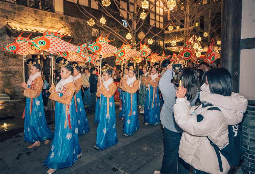 各式各樣的花燈展，吸引眾多游客前來(lái)賞燈、打卡拍照，共慶新春佳節(jié)。郭旭攝