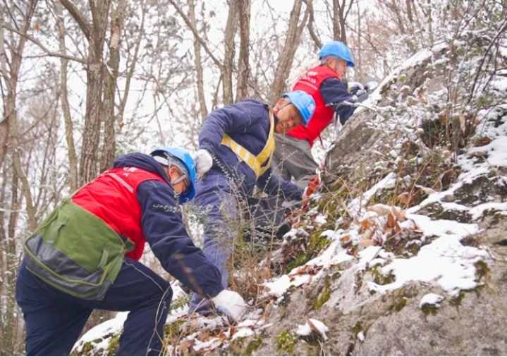 									守護萬家燈火的“光明使者”					新春佳節(jié)，合家團圓，正是用電的高峰期。在一座座高壓電塔下、一條條輸電線路中穿梭巡檢的電力巡線員，猶如“光明使者”，為電力線路“看診把脈”，守護著萬家燈火。在重慶市巫溪縣的蘭英大峽谷里，有3座山峰薄如刀片，被當地人形象地稱作——刀片山。在險峻的刀片山山脊上，矗立著一座座電塔。				