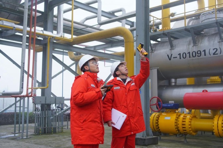 									年輕師徒堅守天然氣保供崗位					2月10日，大年初一，家家戶戶都在熱火朝天地張羅著團年，而在重慶市北碚區(qū)和渝北區(qū)交界的大山深處，有一對85、90后的年輕師徒仍在堅守崗位。相國寺儲氣庫，是國家天然氣管網中衛(wèi)—貴陽聯絡線上的重要配套工程，也是京津冀和川渝地區(qū)冬季天然氣調峰保供的“壓艙石”。				