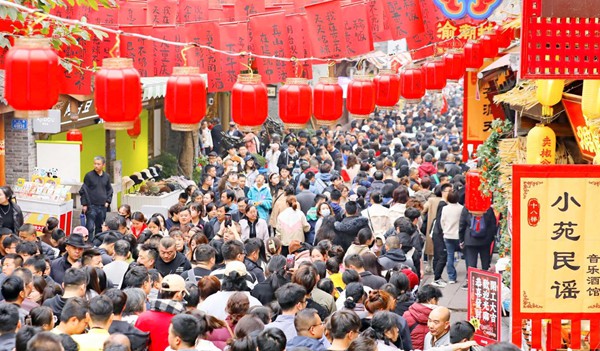 春節(jié)假期的十八梯。十八梯供圖