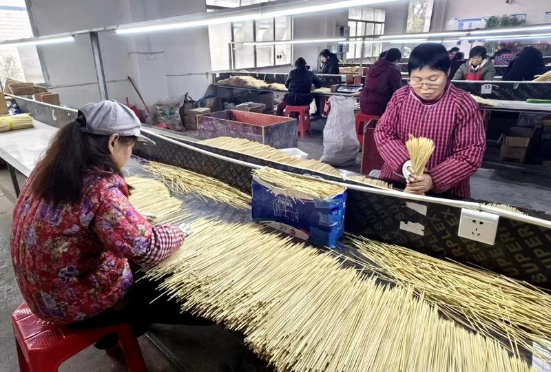 工人將竹簽分扎成捆。黃亞輝攝