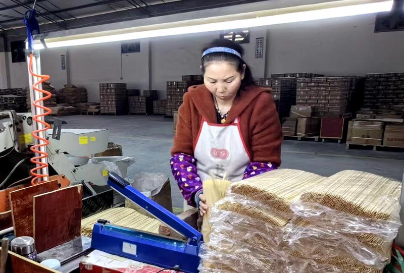 工人進(jìn)行竹簽包裝。黃亞輝攝