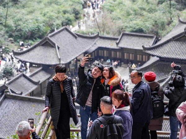 2月14日，在武隆區(qū)天生三橋景區(qū)天福官驛前，游客們紛紛拍照留念。王俊杰攝