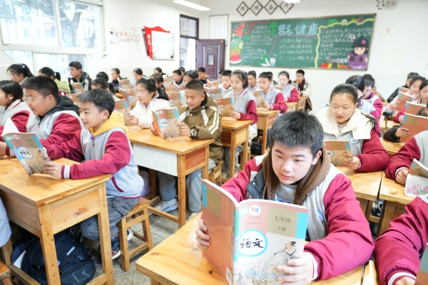 永川區(qū)何埂初中學(xué)生進(jìn)入緊張的學(xué)習(xí)狀態(tài)。永川區(qū)教委供圖