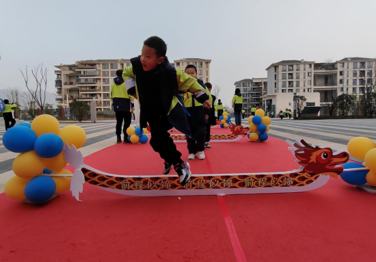 圖為小學(xué)生“跨龍門(mén)”開(kāi)啟別樣的校園生活。重慶市北碚區(qū)兩江春暉小學(xué) 供圖