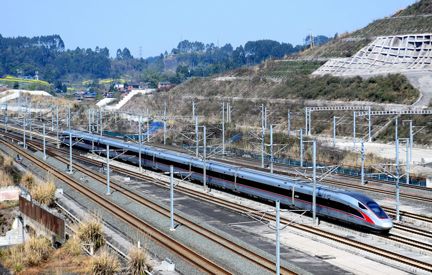復興號動車組駛過成渝高鐵內(nèi)江北站。胡志強攝