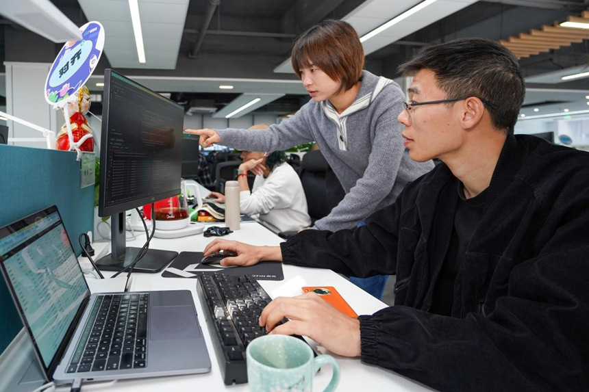 2月18日，廣域銘島的研發(fā)人員正在對(duì)項(xiàng)目進(jìn)行調(diào)試。吳汪洋攝