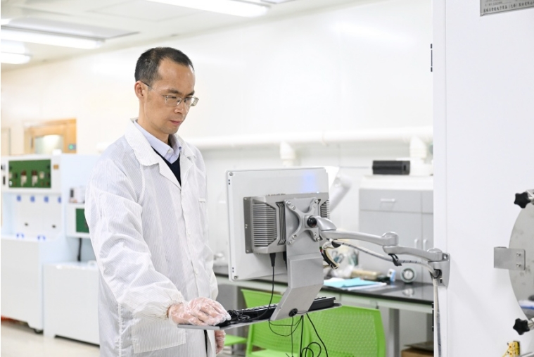 劉小康正在做實驗。受訪者供圖