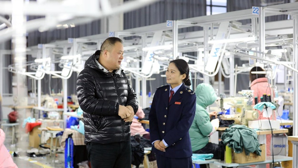 秀山縣稅務人員走訪重慶賽加服飾有限公司，了解企業(yè)經(jīng)營情況，宣傳輔導稅費政策。賴亭穎攝