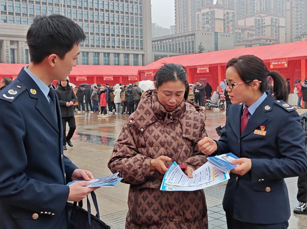 榮昌稅務人員走進招聘會現(xiàn)場，開展稅費政策宣傳。左羅攝
