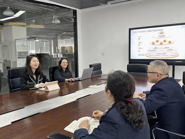 兩江新區(qū)稅務(wù)人員走訪重慶譽存科技有限公司，匯報工作情況，征求意見建議。鄒艷紅攝