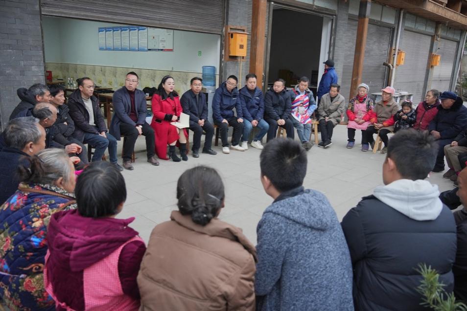 嚴琦收集橋頭鎮(zhèn)當?shù)鼐用癜l(fā)展建議。受訪者供圖