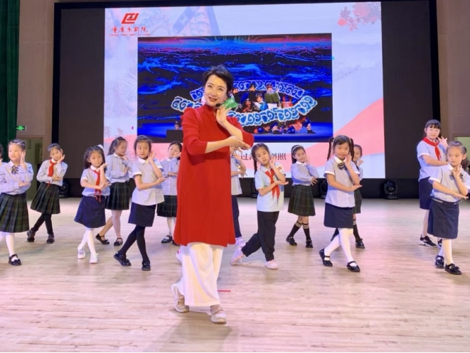 周利引導(dǎo)孩子們感受京劇的魅力。受訪者供圖