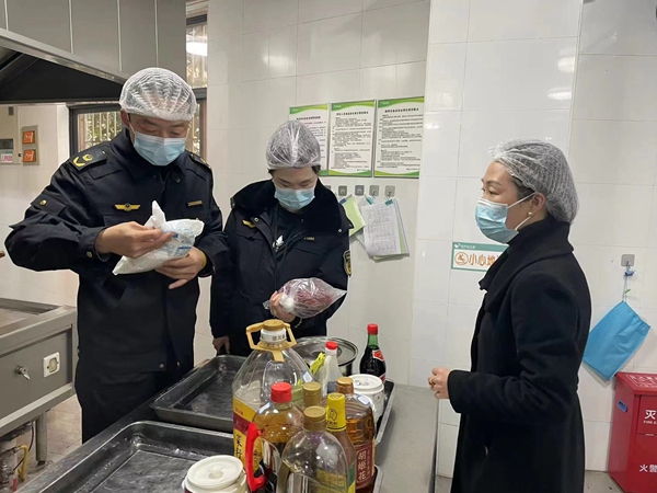 開展校園食品安全排查整治專項行動。重慶市市場監(jiān)管局供圖