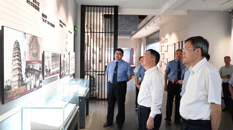 時(shí)俠聯(lián)（中）在重慶市檢察院文化遺產(chǎn)保護(hù)中心了解文化遺產(chǎn)保護(hù)工作。吳杰攝