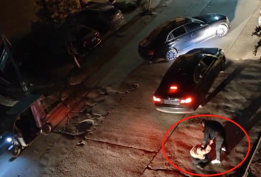 嫌疑人街頭行兇。重慶兩江新區(qū)公安分局供圖