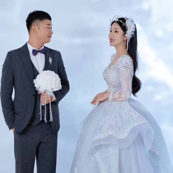 楊強(qiáng)和妻子的結(jié)婚照。重慶兩江新區(qū)公安分局供圖