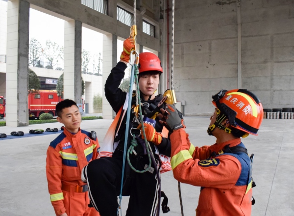 志愿者們體驗(yàn)消防員的日常訓(xùn)練。重慶理工大學(xué)供圖