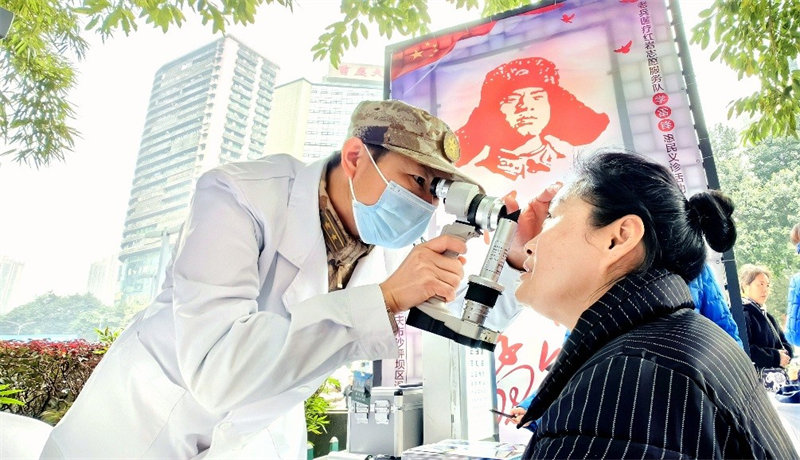 新橋醫(yī)院在沙坪壩區(qū)三峽廣場開展學(xué)雷鋒義診活動。受訪者供圖