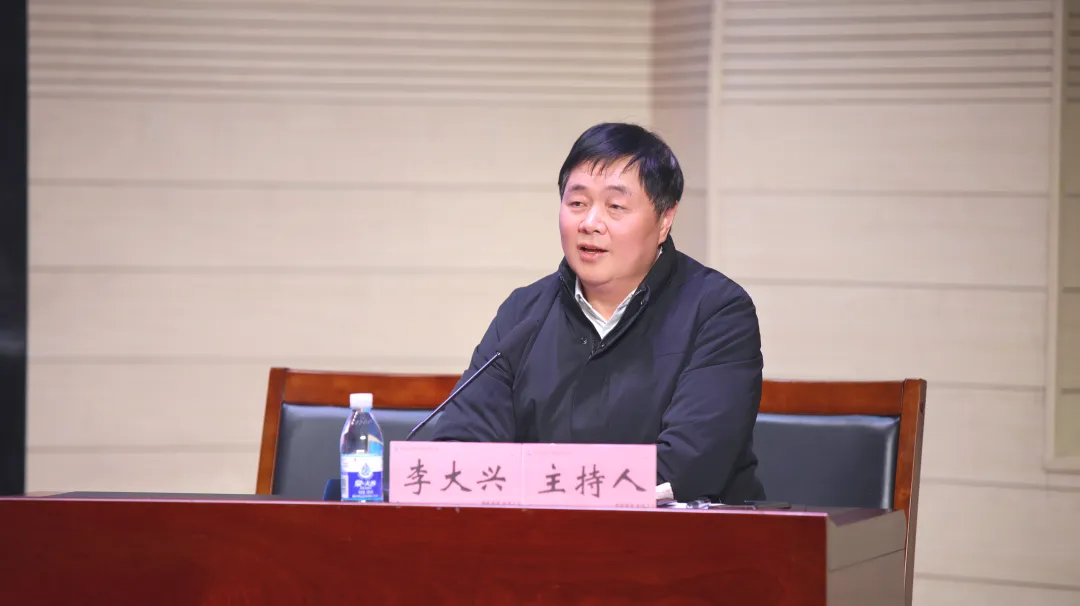 李大興主持會(huì)議現(xiàn)場(chǎng)。重慶西區(qū)醫(yī)院供圖