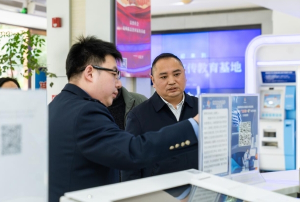 黃大勇（右一）一行實地調(diào)研渝北稅務(wù)部門稅費服務(wù)和稅收普法工作。郭睿攝