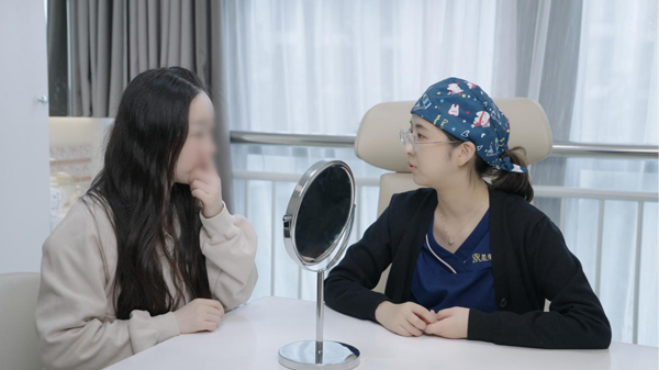 趙清為患者面診。重慶星榮整形外科醫(yī)院供圖