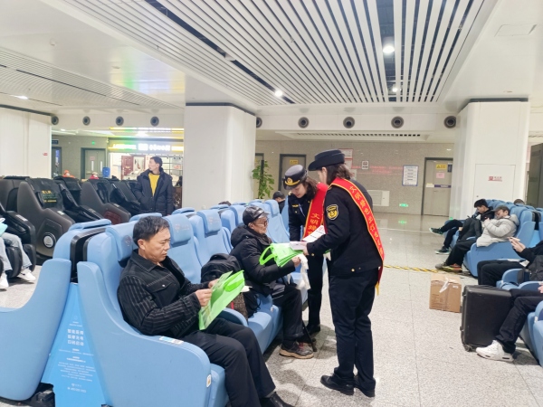 普法志愿者向乘客發(fā)放宣傳資料。沙坪壩區(qū)交通局供圖