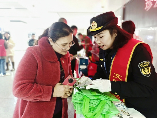 普法志愿者為乘客答疑解惑。沙坪壩區(qū)交通局供圖