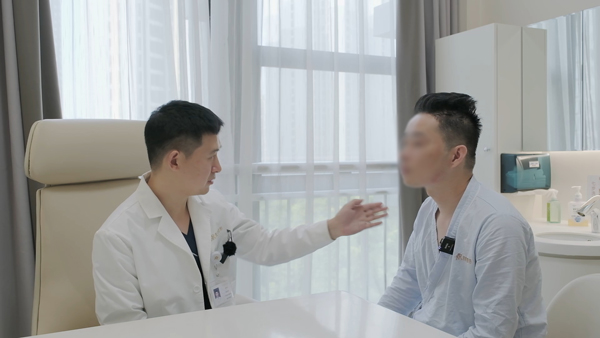 劉正茂為患者面診。重慶星榮整形外科醫(yī)院