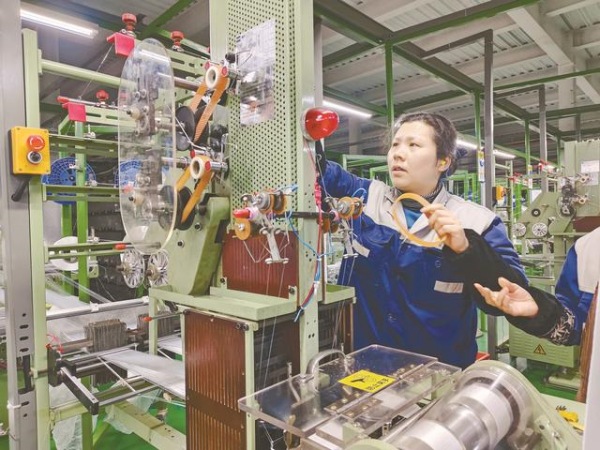 工人正熟練操作機械生產(chǎn)安全帶織帶。鄰水縣融媒體中心供圖