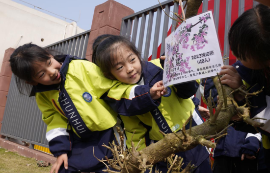 圖為植樹現(xiàn)場滿臉興奮的學(xué)生。秦廷富 攝