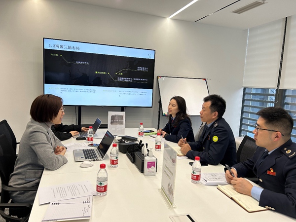 “江天同心”5S工作室成員走訪阿維塔科技（重慶）有限公司。陳佩攝