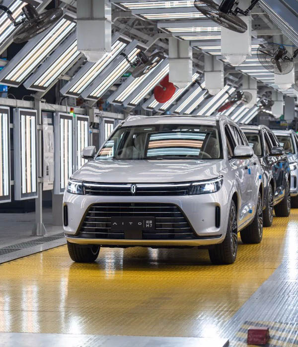 賽力斯汽車智慧工廠總裝車間。 賽力斯汽車供圖