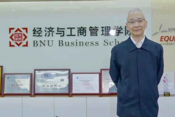 賀力平。潘珍凈攝