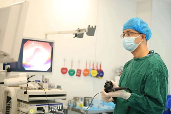 周銀斌查看患者情況。重慶松山醫(yī)院供圖