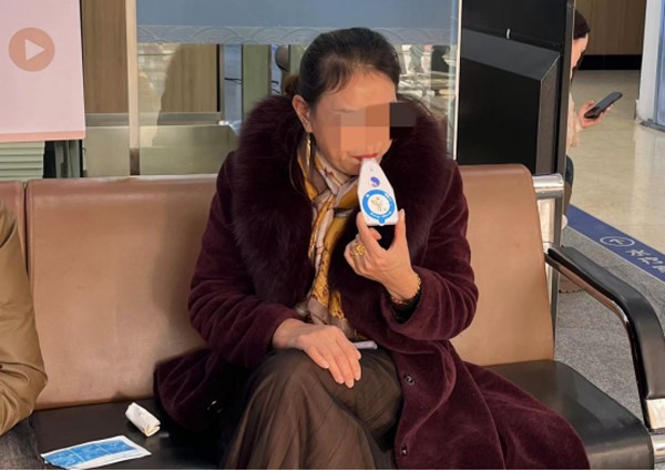 患者正在做C14呼氣試驗。重慶東大肛腸醫(yī)院供圖