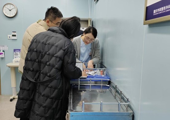 重慶市藥監(jiān)局現(xiàn)場監(jiān)督檢查。重慶華美整形外科醫(yī)院供圖