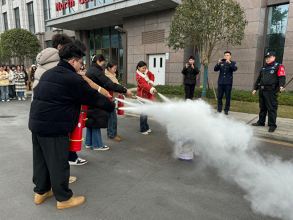 學(xué)生們進(jìn)行滅火器操作。重慶西區(qū)醫(yī)院供圖