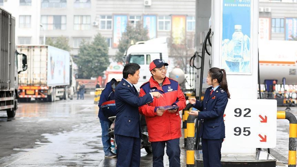 秀山縣稅務(wù)人員來(lái)到建材市場(chǎng)、加油站等，宣傳發(fā)票維權(quán)、稅法知識(shí)等內(nèi)容。賴亭穎攝