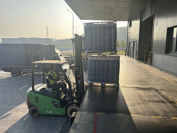 中新（重慶）多式聯(lián)運示范基地內(nèi)，叉車正在轉(zhuǎn)運貨物。兩江新區(qū)供圖