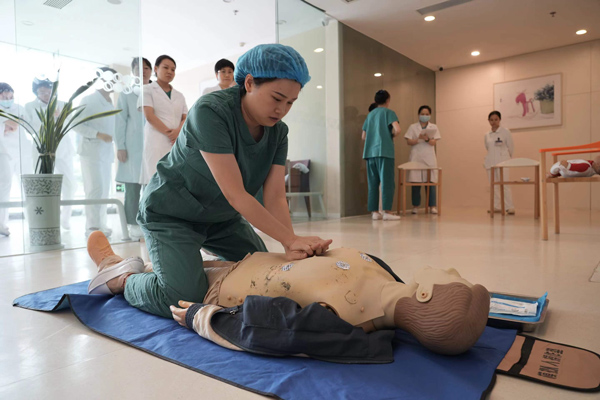 開展心肺復蘇培訓。重慶北部婦產醫(yī)院供圖