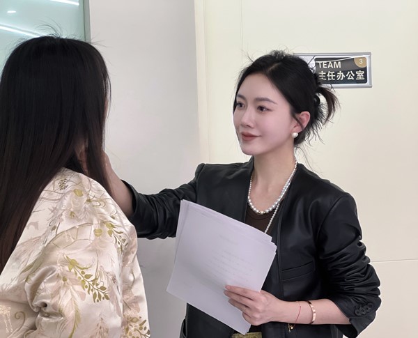 楊瓔琳為求美者面診。重慶諾美欣悅（媛頌）醫(yī)療美容供圖