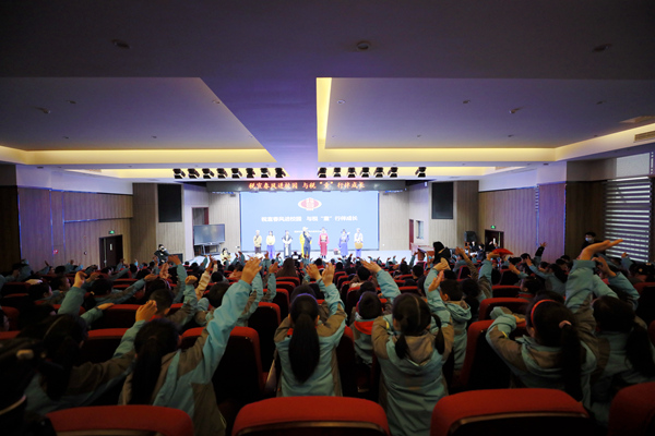 提問環(huán)節(jié)，同學(xué)們踴躍舉手回答問題。蔣宜非攝