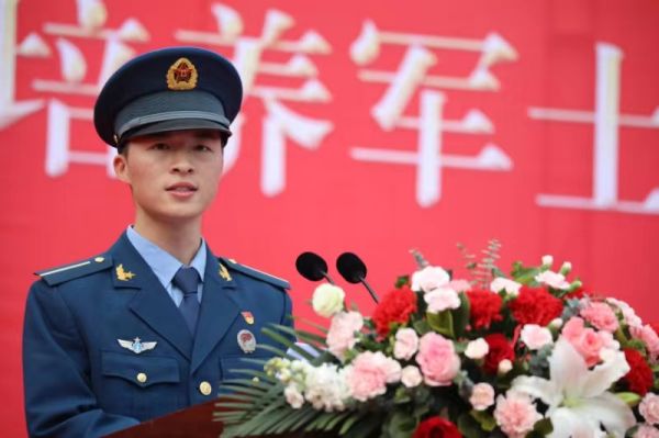 2021級學(xué)員代表李可言發(fā)言。重慶機電職業(yè)技術(shù)大學(xué)供圖