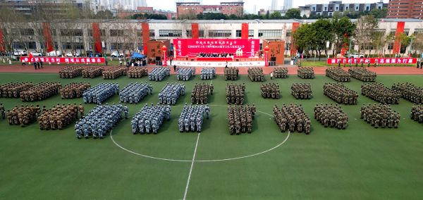 入伍歡送會現(xiàn)場。重慶機電職業(yè)技術(shù)大學(xué)供圖